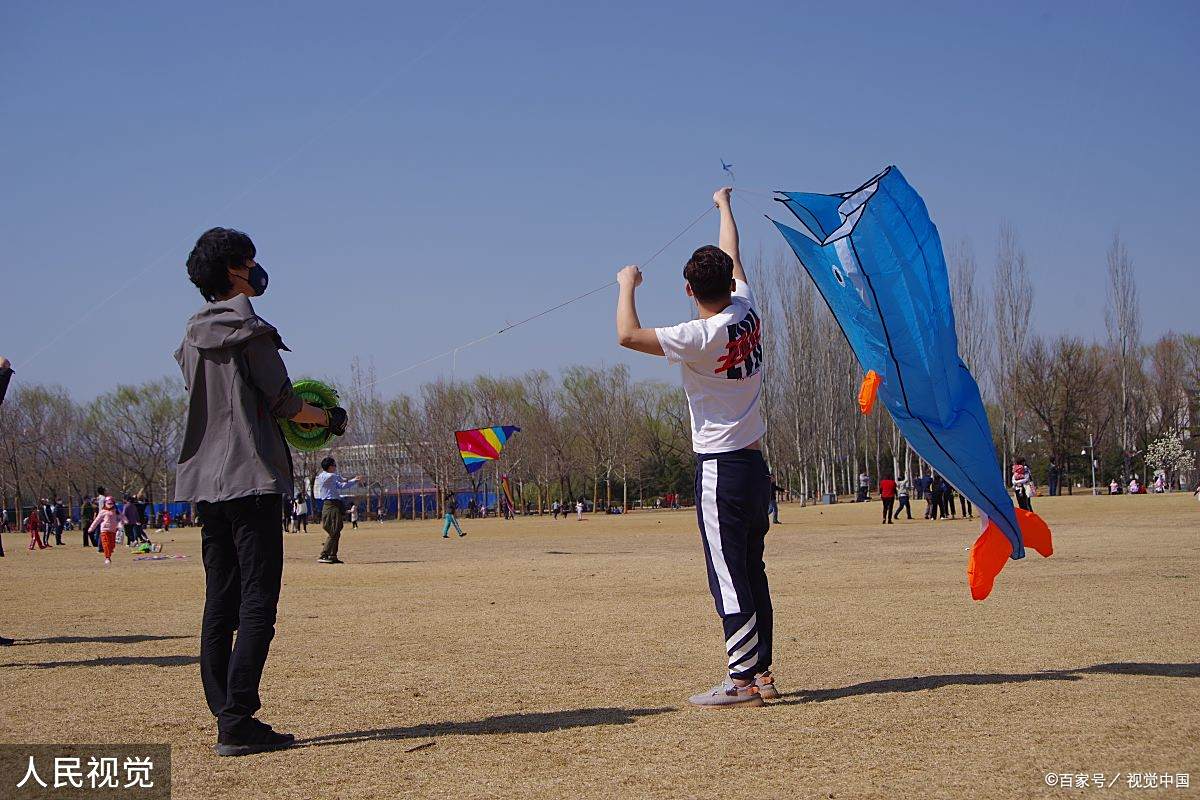 需要 戴上手套,遇到大风或风筝被缠,及早放手,以免 风筝线割伤手指