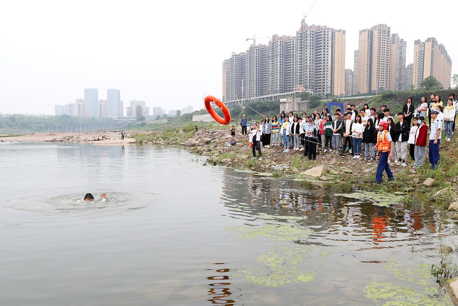 女孩跳江3人下水营救不幸溺亡     俗话说生命诚可贵  是要我们好好