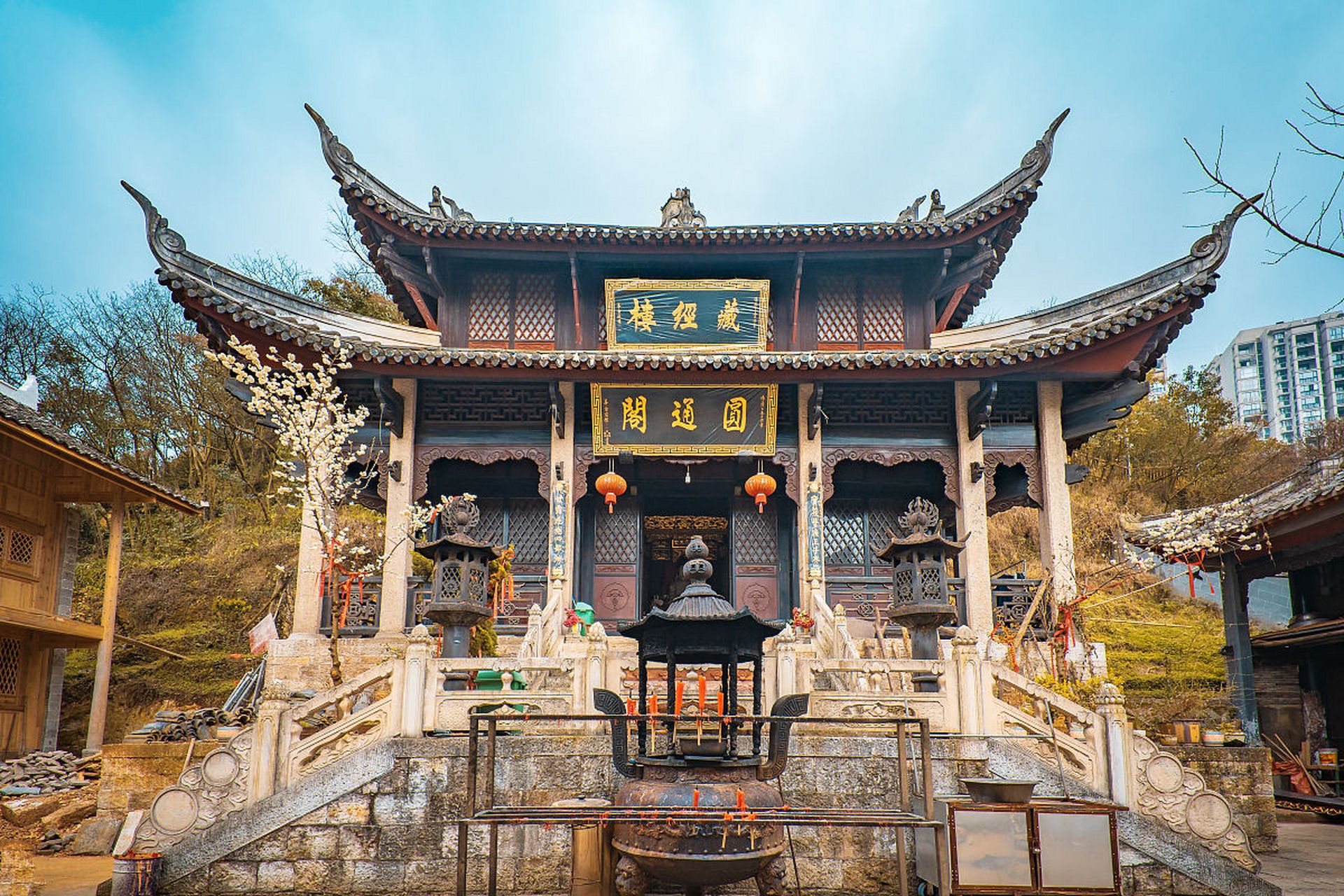 三清山,位于中国江西省上饶市,是一座著名的道教名山和旅游胜地.