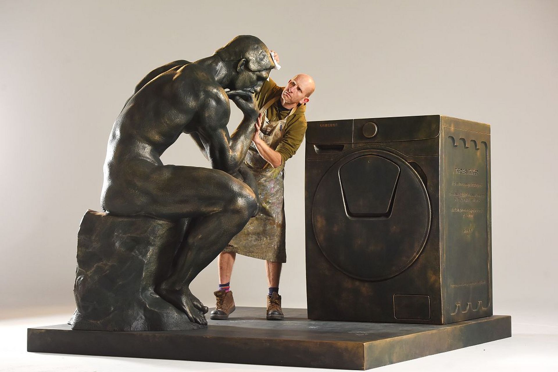 思想是财富的源泉 有个著名的雕塑《思想者》,那个人在那里弓着背,屈