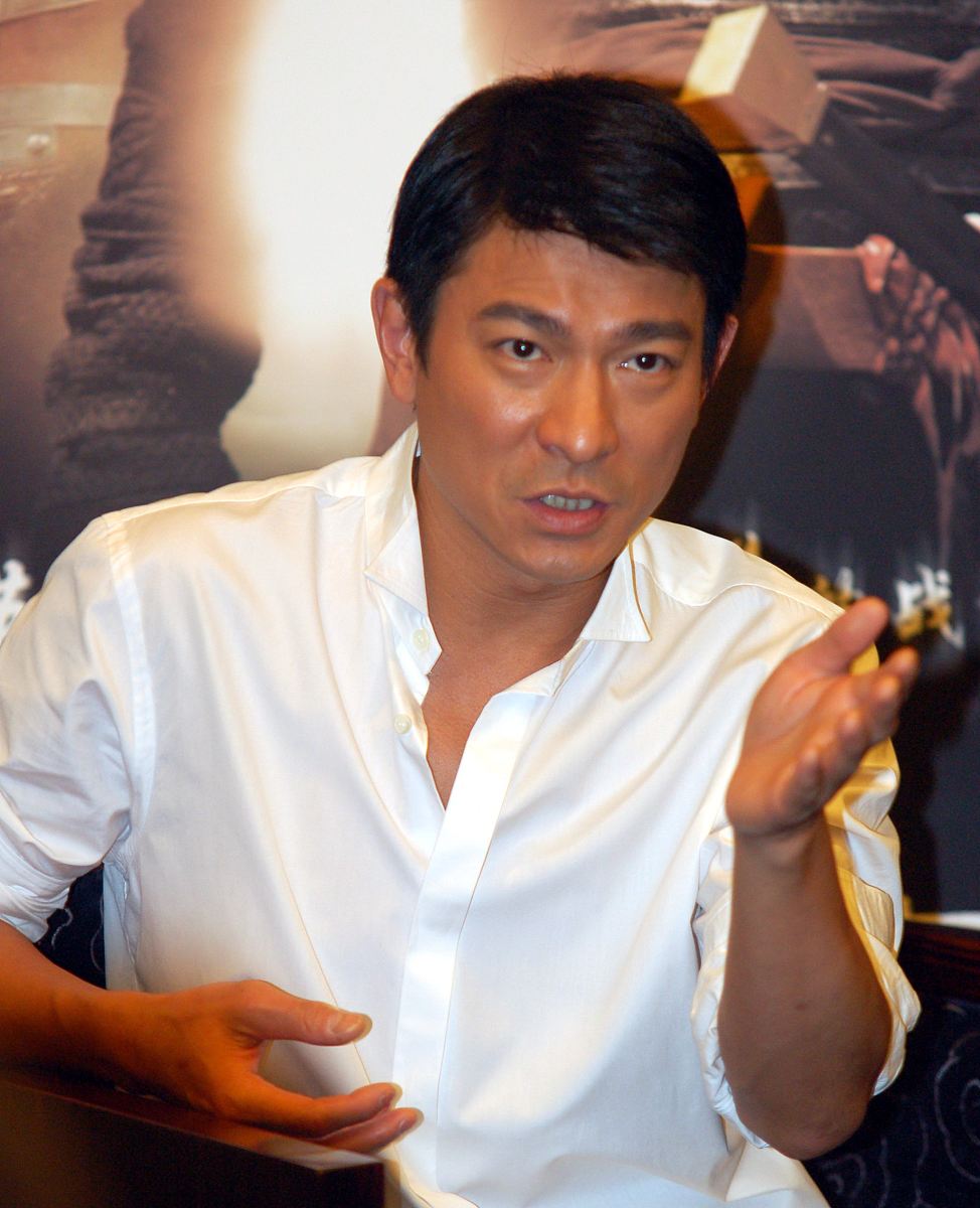 当刘德华在全运会开幕式上再次唱响《中国人》,64岁的他一身白色唐装