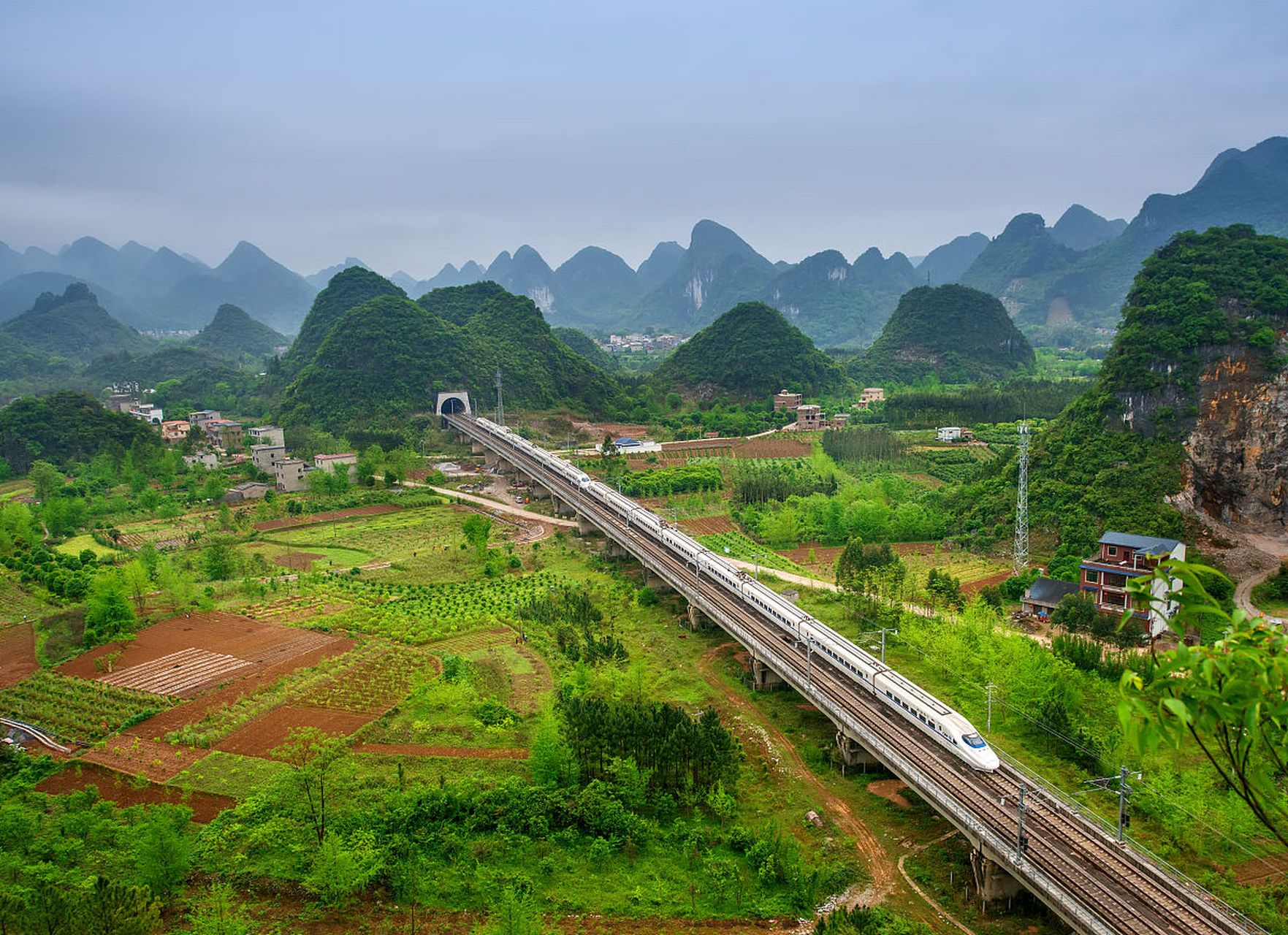 贵广高铁在经过近一年的默默无闻提质改造后,决定10月11日进行提速.