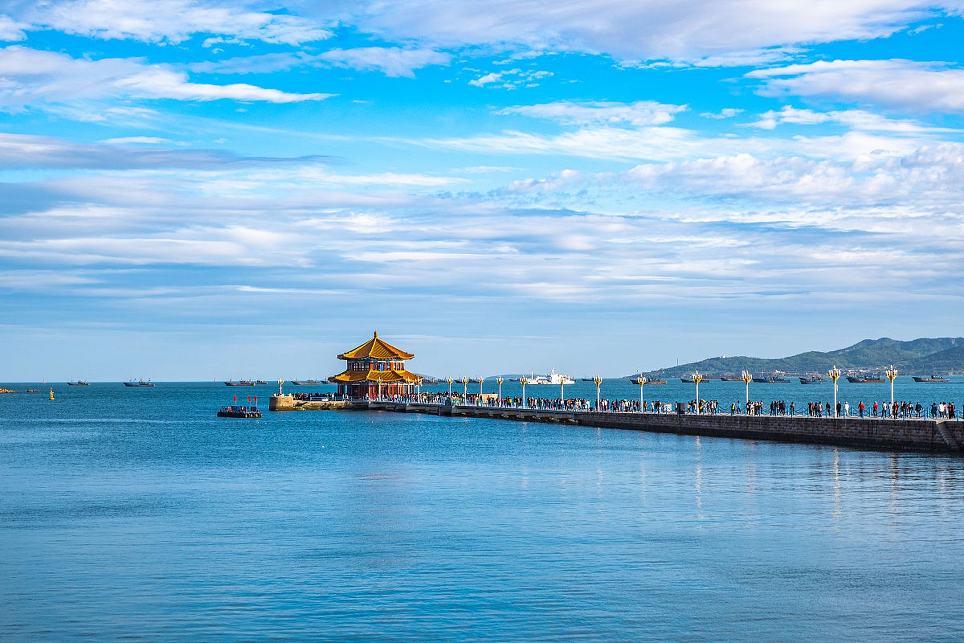 青岛栈桥是位于山东省青岛市市南区海边的一个历史性景区,也是青岛市