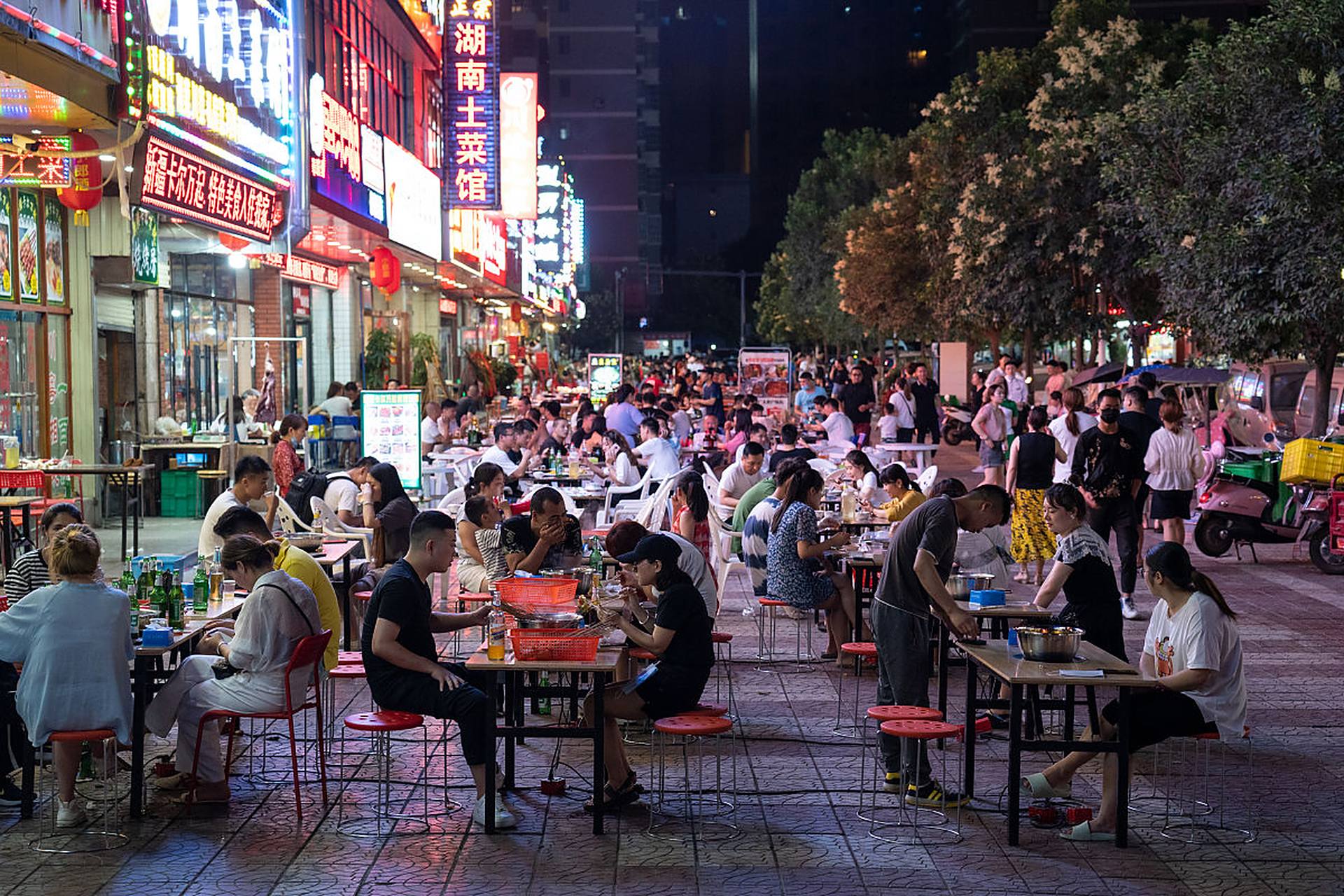 一位大爷因为嫌弃楼下夜宵店吵闹,竟然向楼下泼水,让店里的客人和店主