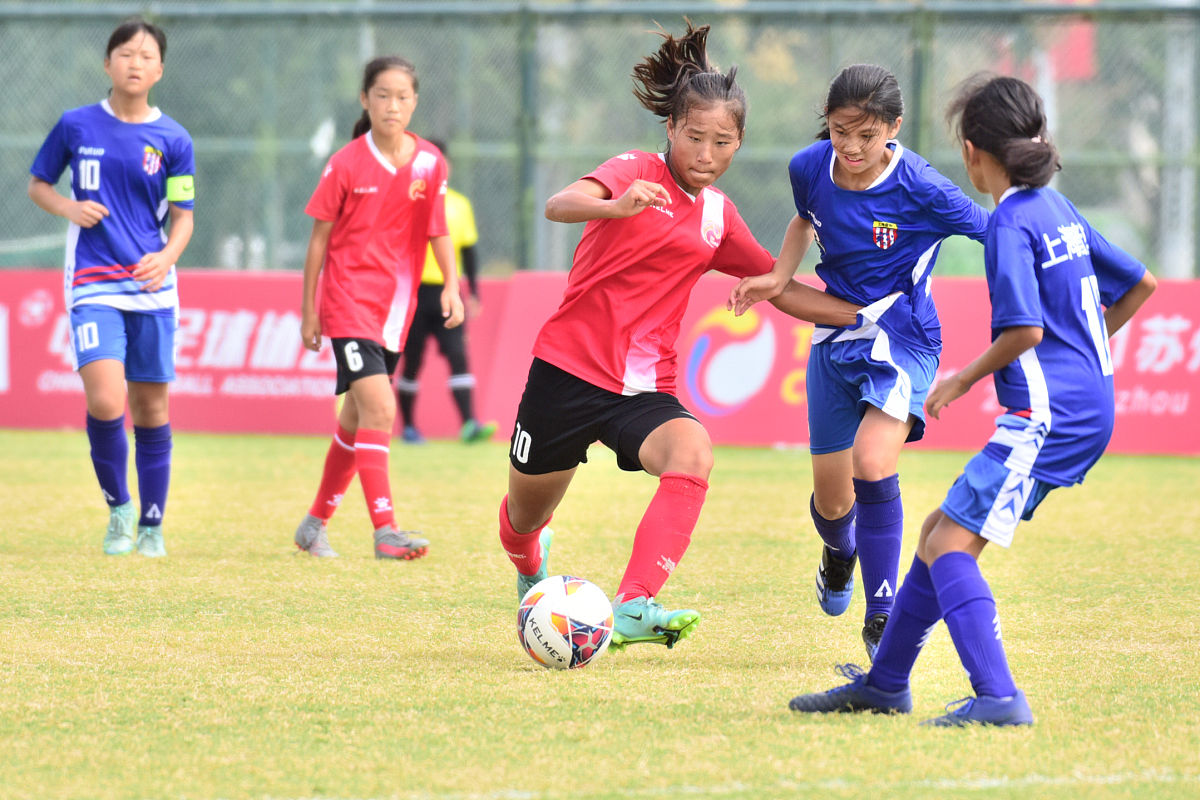 "绿茵梦想,青春之力:对青少年足球的深刻见解与期望"