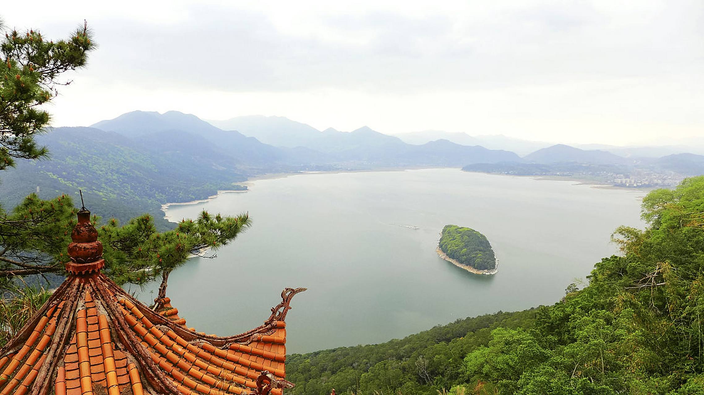 石竹山,位于福清宏路镇西25公里处,是一处充满神秘与美丽的风景胜地.