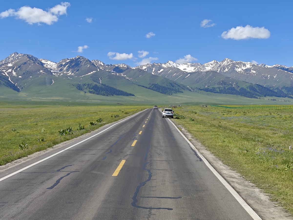 天山这道横亘新疆的"天堑",几千年来硬生生将南疆北疆切割成"回"字