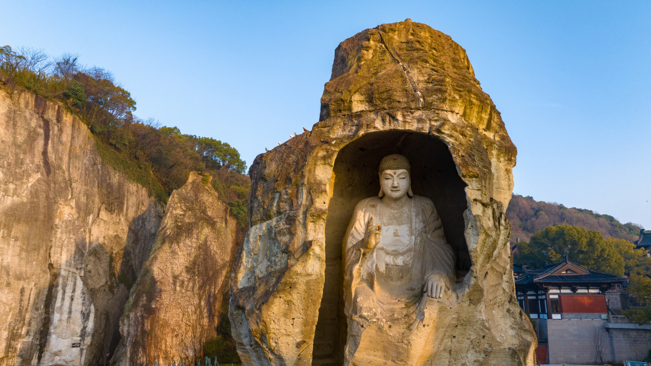 我上周去了一趟杭州建德的大慈岩悬空寺,简直就是一次穿越时空的奇幻