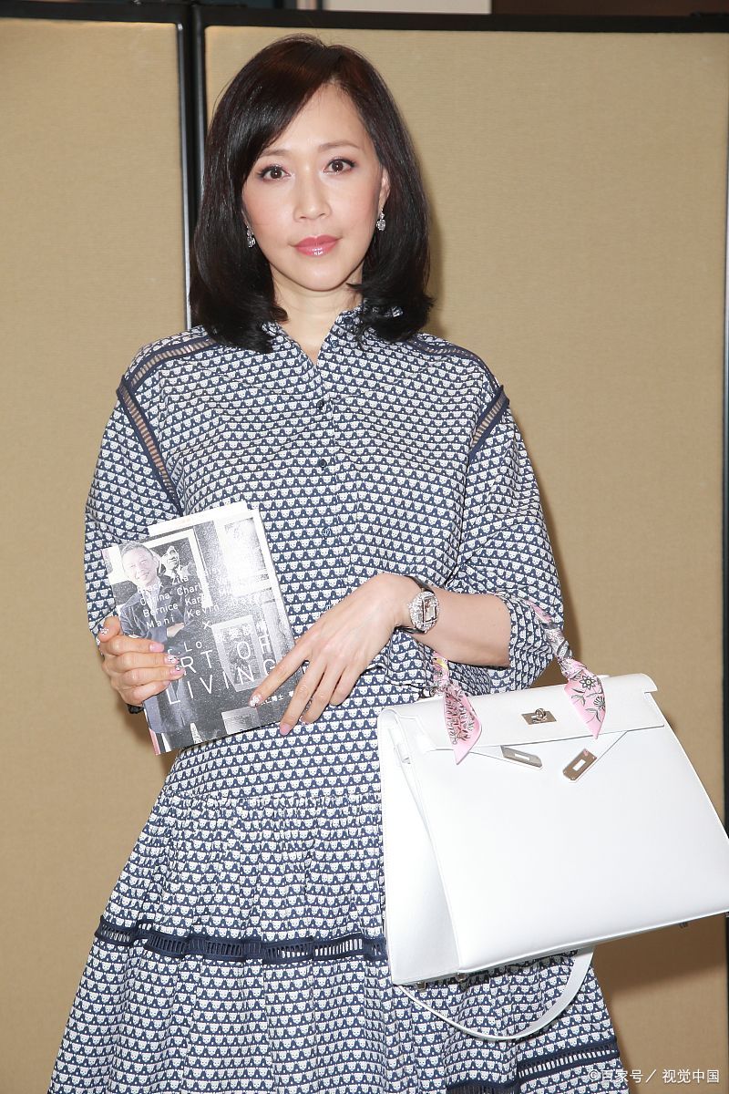 60岁高龄的顾纪筠,皮肤紧致身材匀称,完全不是老人家该有的样子