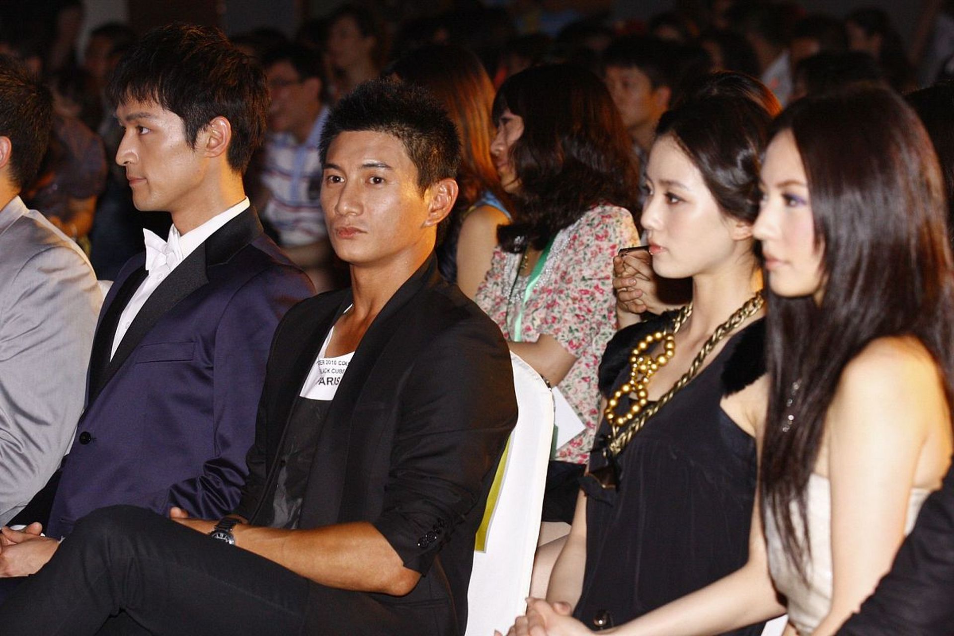 胡歌,吴奇隆,刘诗诗,刘心悠同框,胡歌坐姿笔直!吴奇隆比较放松[嘻嘻]!