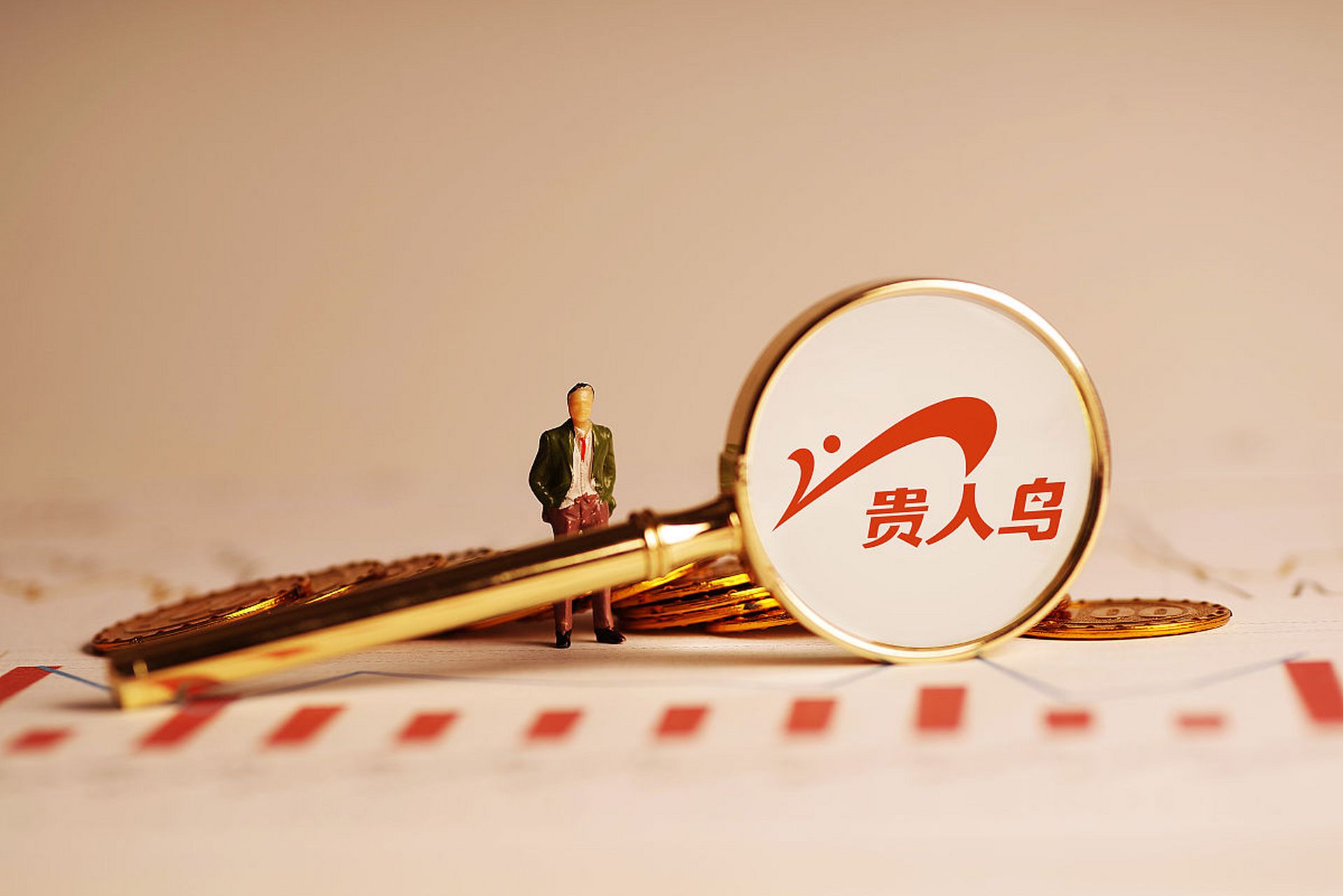 贵人鸟公司目前面临严重的财务困境,预计2023年的亏损将达到近5亿元