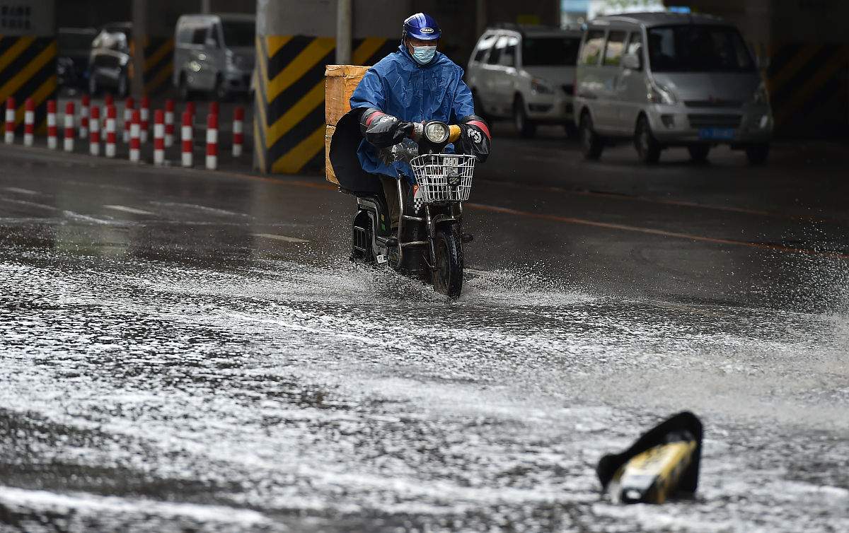 电动车下雨天趟水不走路?一招教你解决问题,少花冤枉钱
