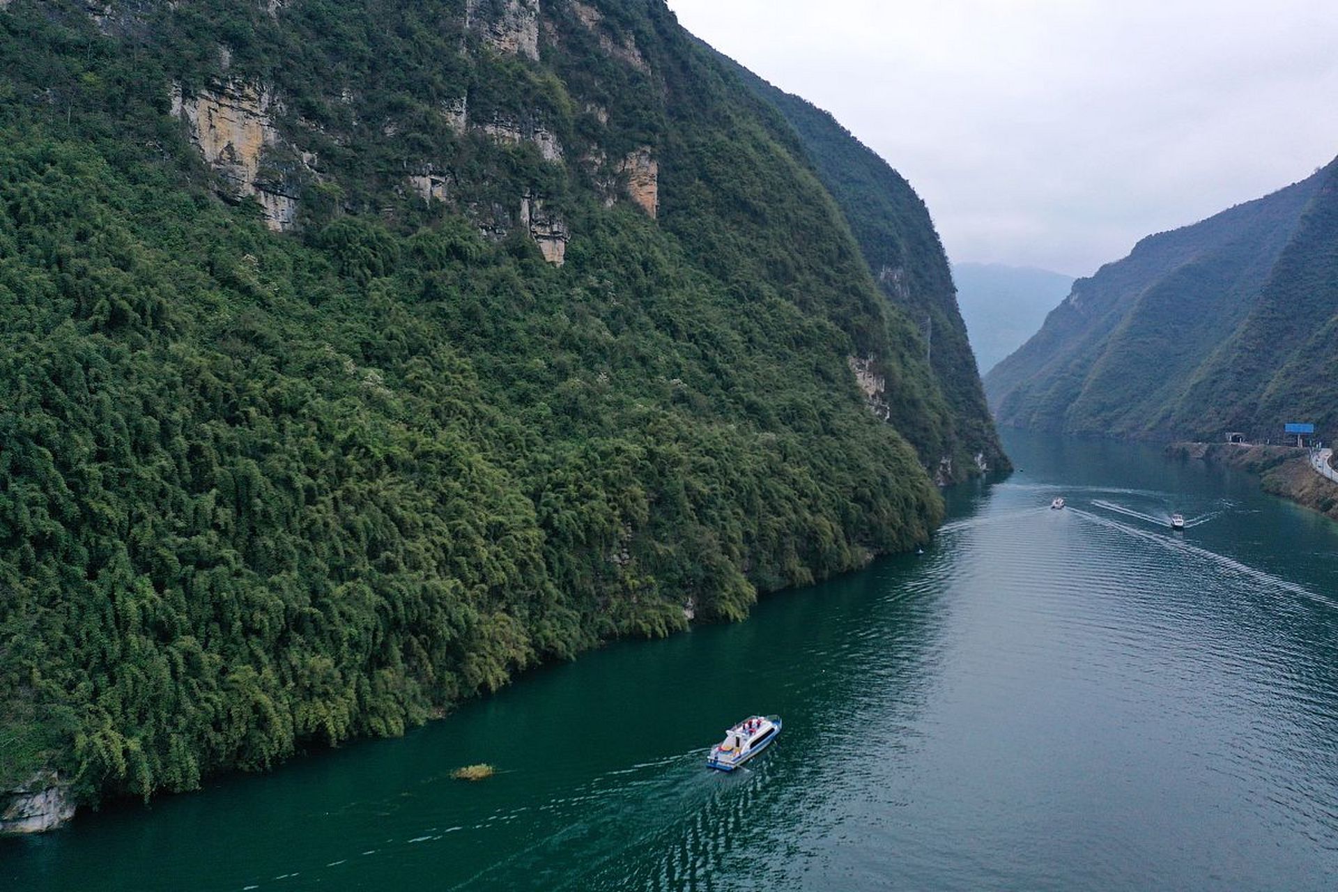 恩施大清江是一道闪耀着自然之美的风景线,也是湖北省的一张名片.