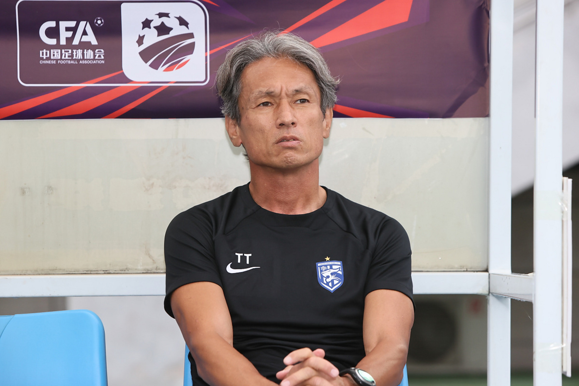 比较客观真实的情况是: 高畠勉是一个经验丰富的足球教练,他曾经在