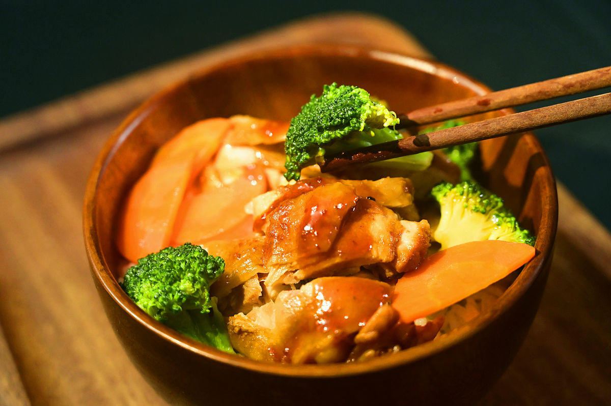 今天就来教大家做一道半只鸡的美食.