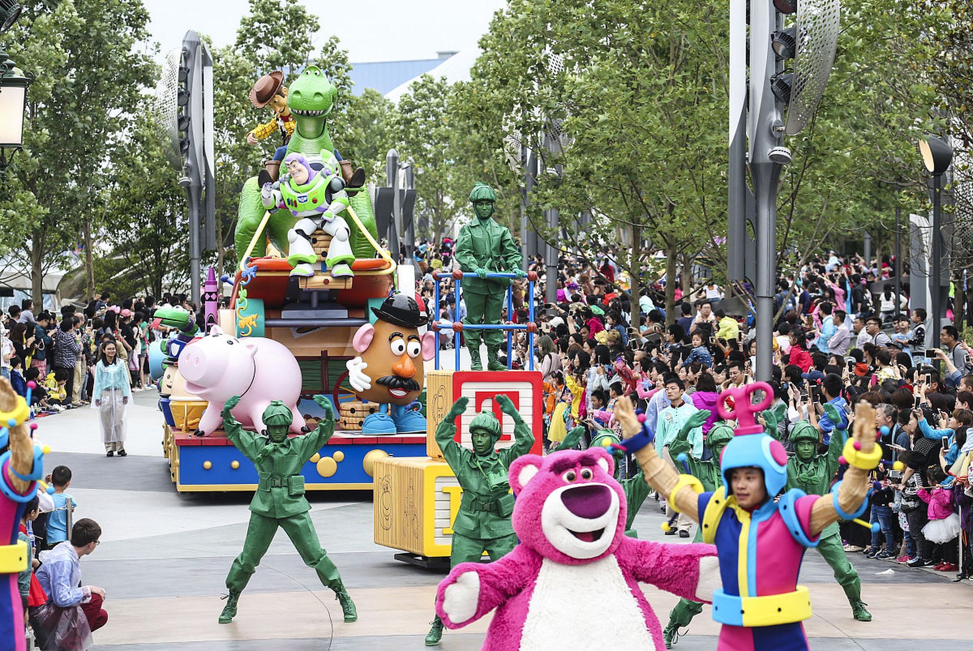 上海迪士尼花车巡游起点  上海迪士尼乐园的花车巡游,是一场视觉