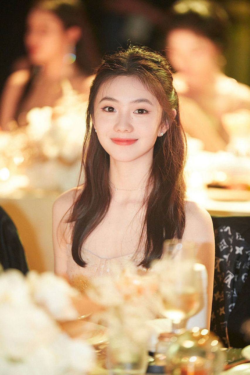 刘浩存晒出最新自拍照,她的脸和之前看上去有些不