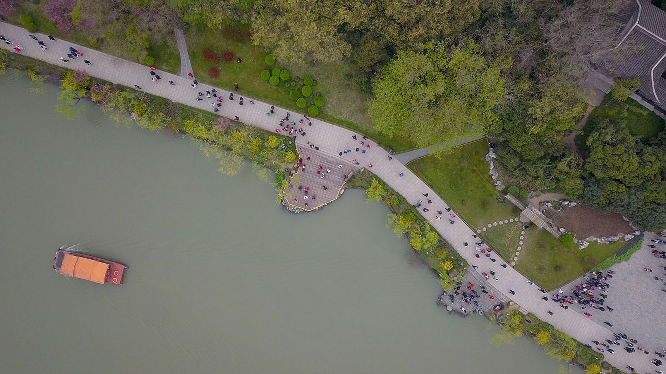 东湖绿道,春日骑行之旅,美景尽收眼底.湖光山色,柳絮飘飘,花香四溢.