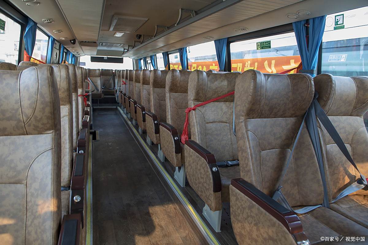 照片老式长途大巴车内部大巴车顶部空调出风口布局小品背景大巴车内部