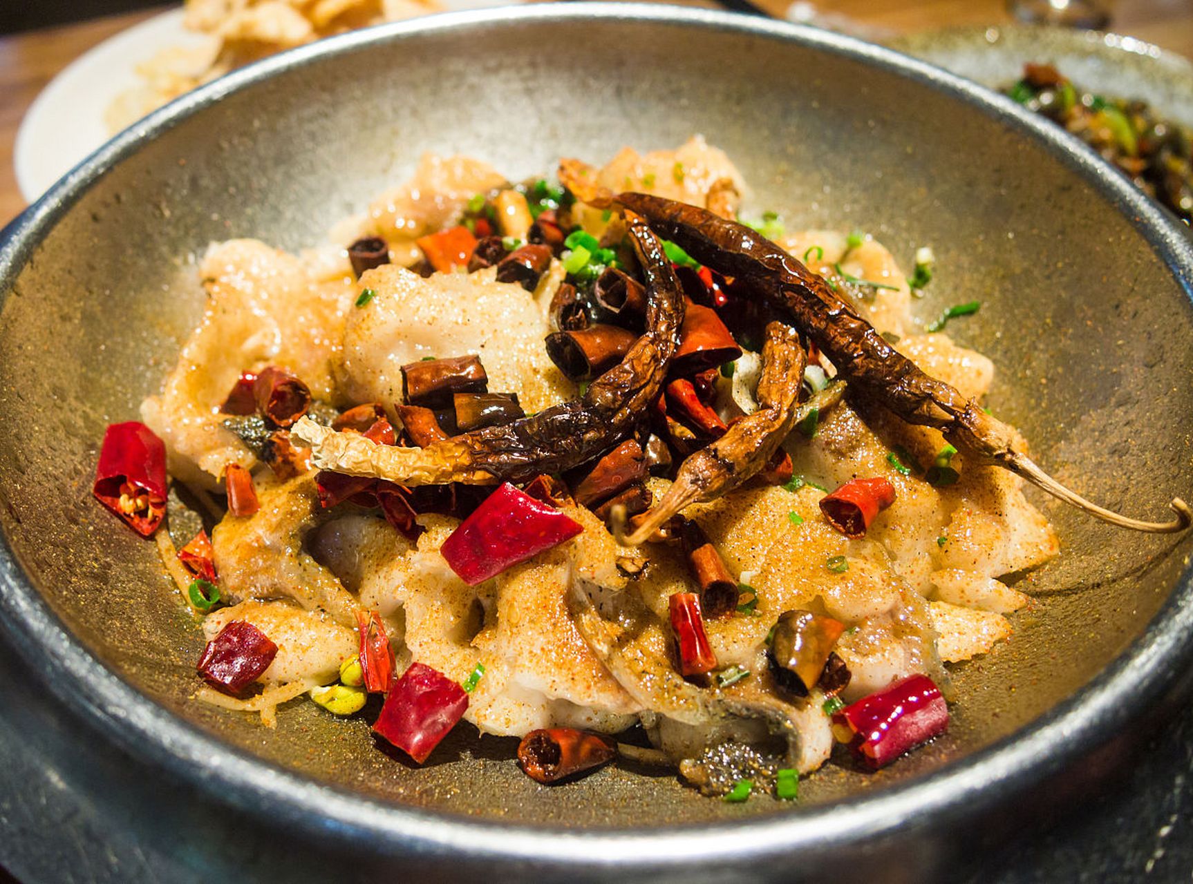 贴秋膘的第一口赣菜# 赣南小炒鱼是一道以新鲜草鱼为主料,配以葱,姜