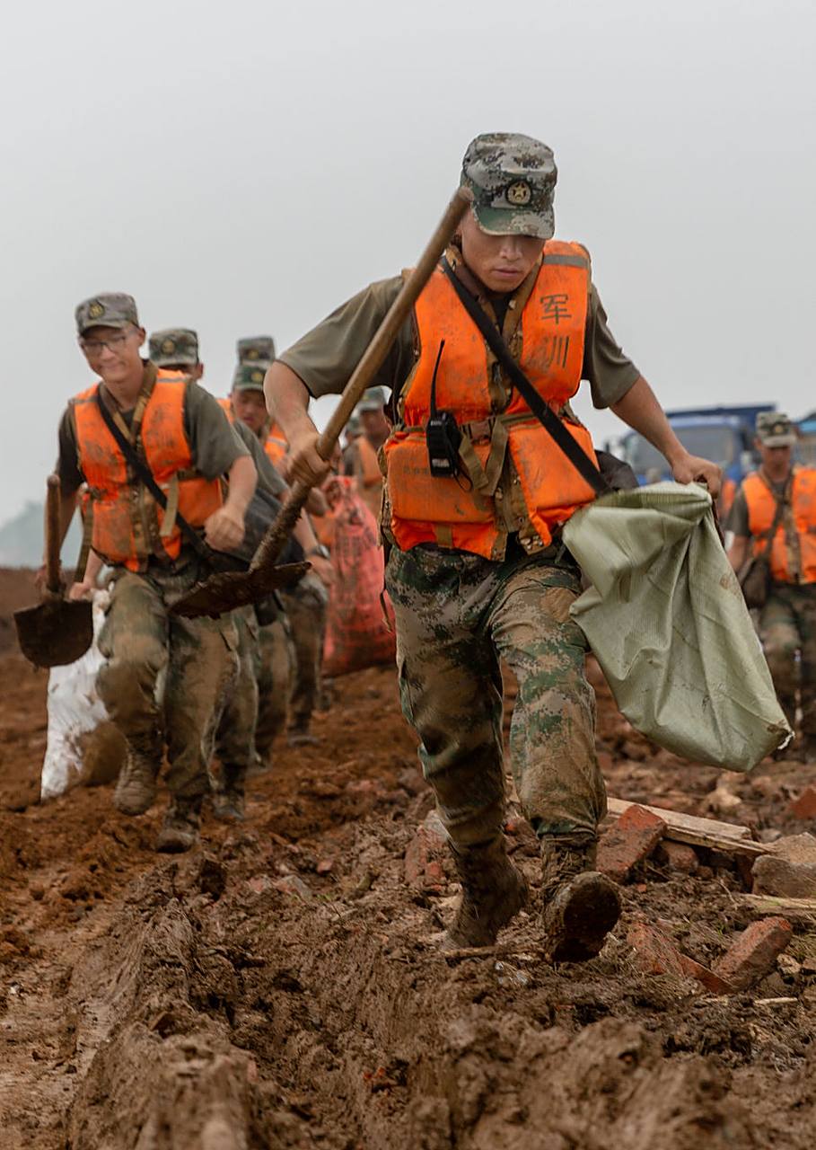 参加防汛救灾的解放军,武警部队官兵和民兵预备役人员,展现出了极高的