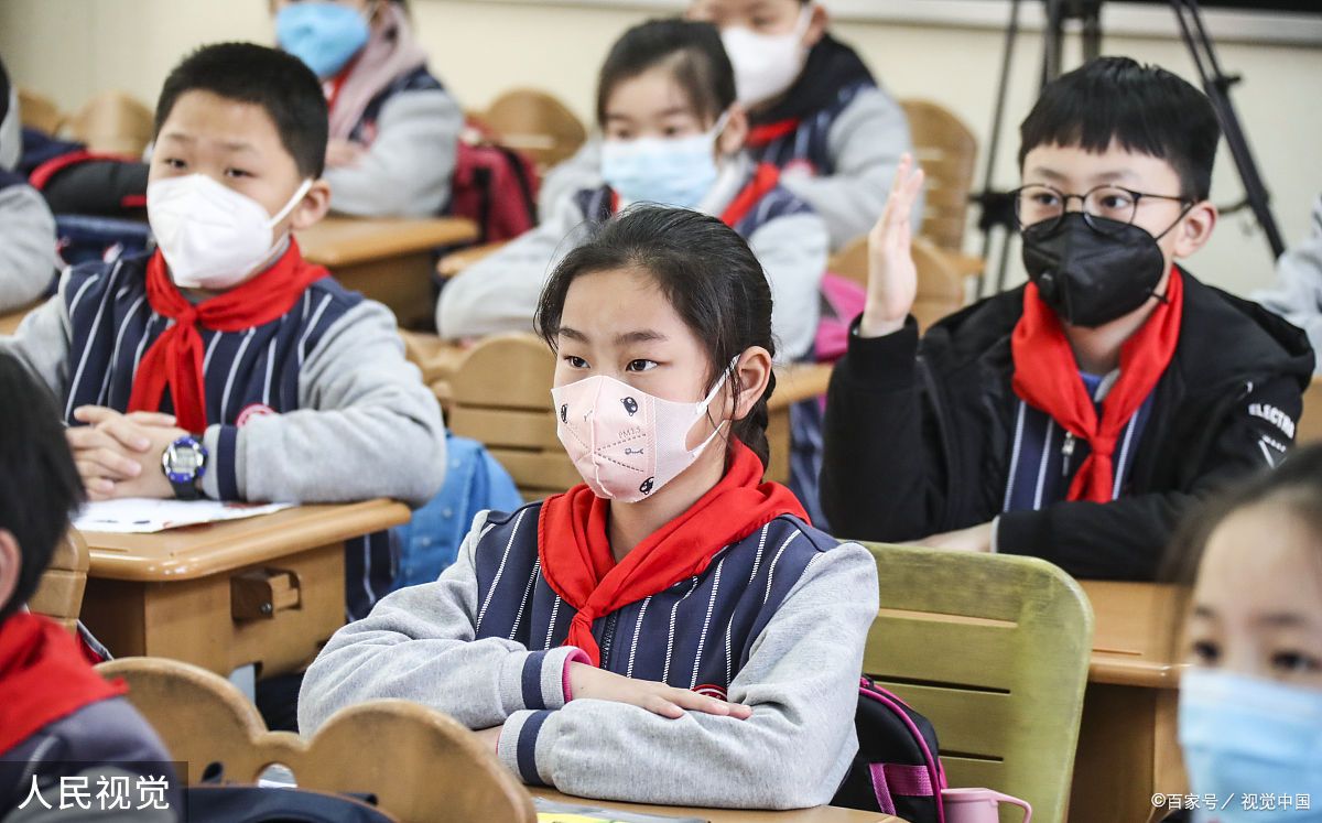 认真听讲的学生