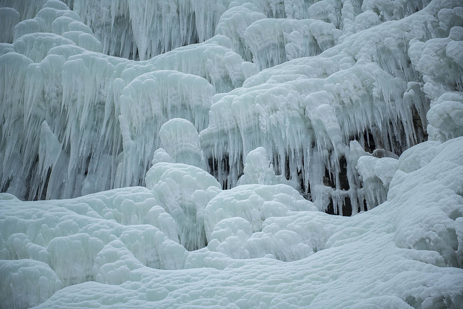 雪山脚下,冰川蜿蜒,冰壁陡峭,蓝色的冰瀑如同天然的艺术品,彰显着冰雪
