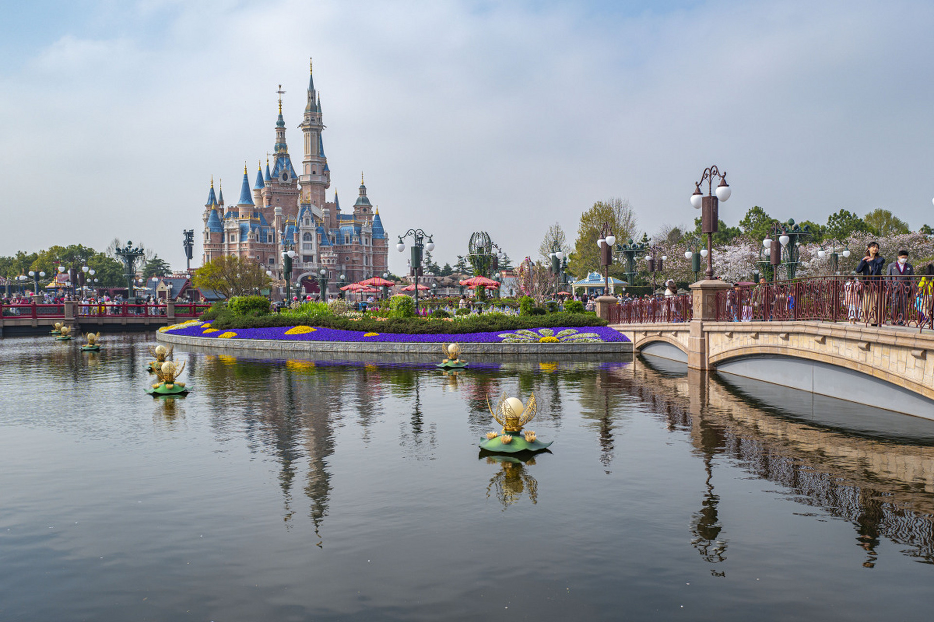 成都迪士尼乐园,不仅是个梦幻娱乐场所98更是现代娱乐与传统川文化