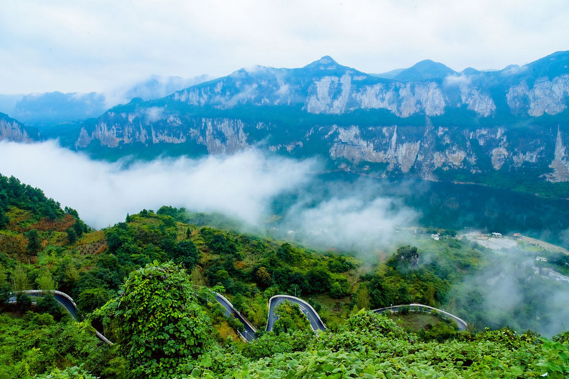 乌江源百里画廊风景区位于贵州省毕节市黔西市新仁苗族乡附近,集自然