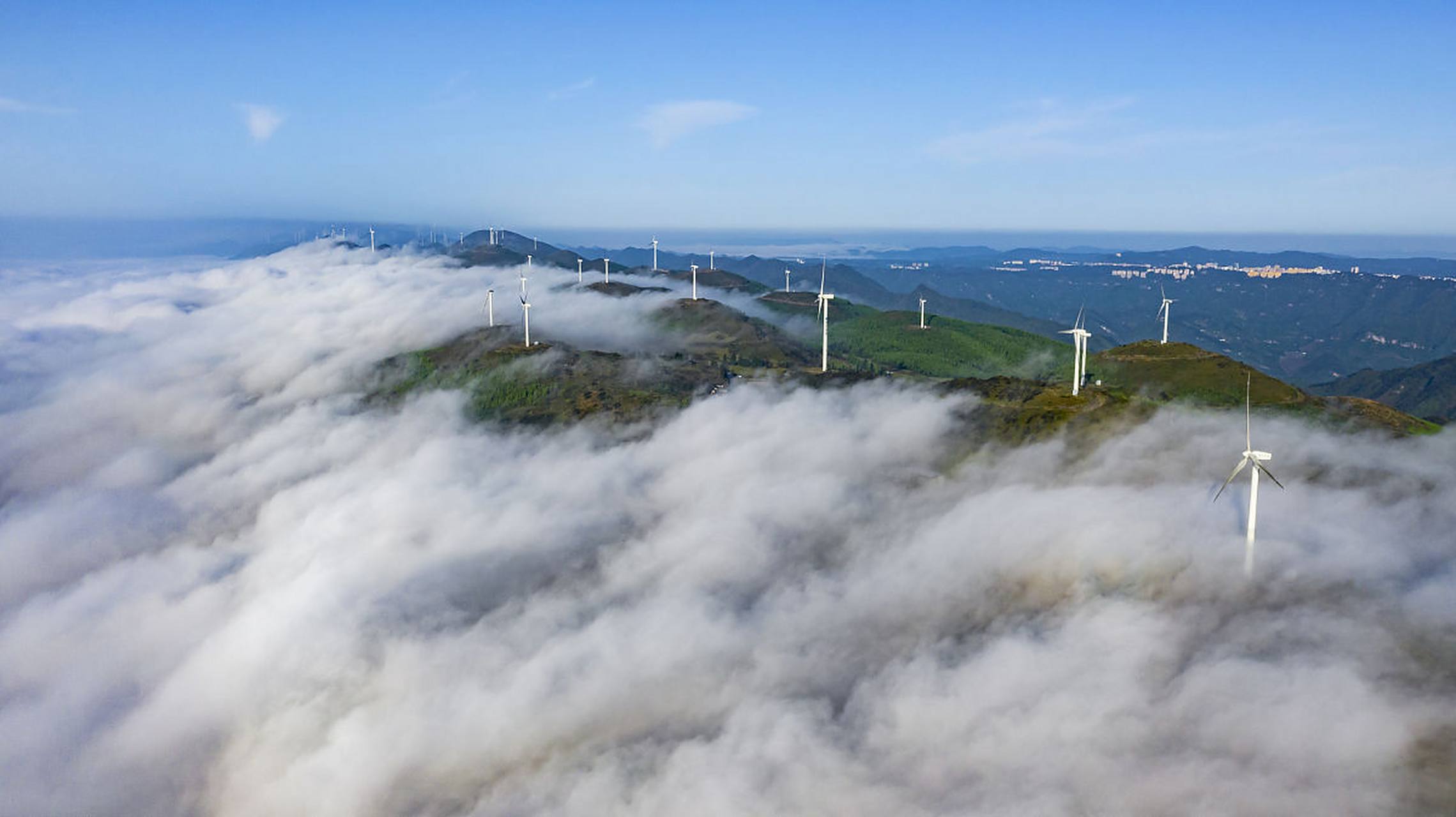 齐岳山,位于恩施利川市西部,是中国南方最大的山地草场,处处一派异国