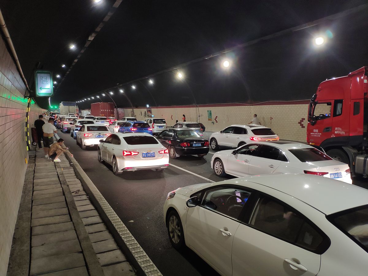 时事热点我来评# 湖南女子高速隧道堵车5小时