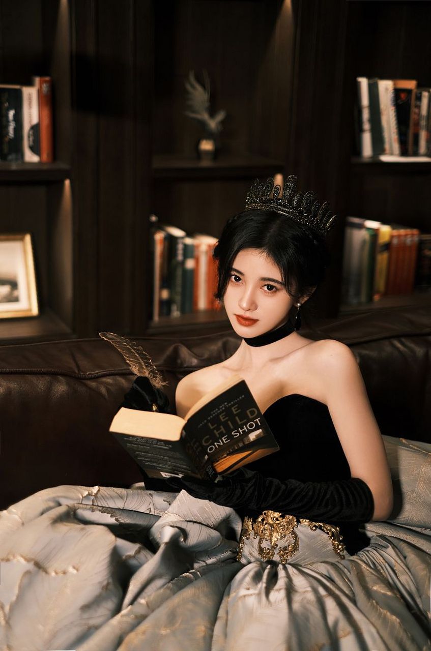 身着黑色镂空吊带的鞠婧祎,仿佛一朵盛开在夜晚的黑色玫瑰,散发出迷人