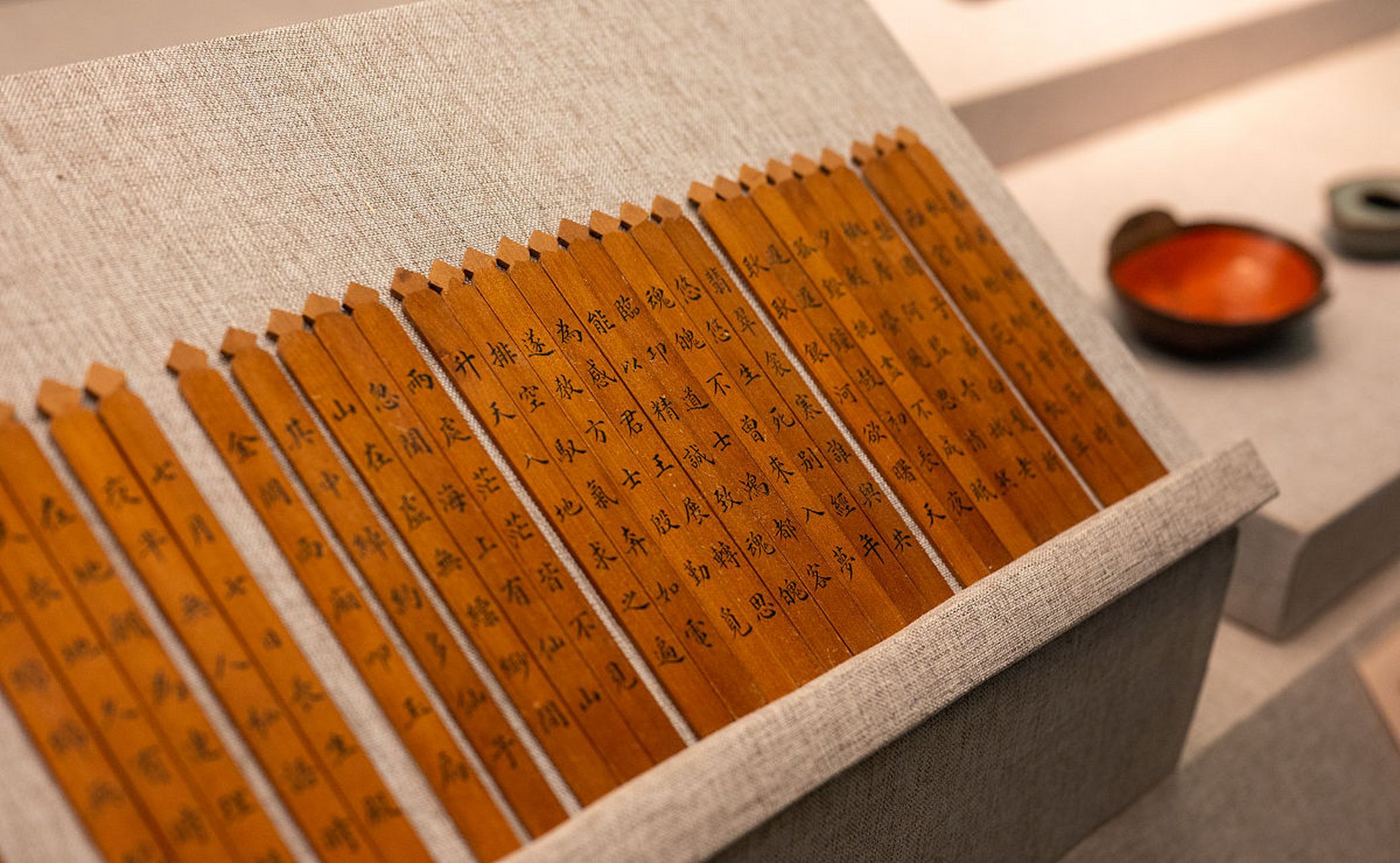 三书六礼是古代中国婚姻制度的一部分,包括聘书,礼书,迎书和纳采,问名