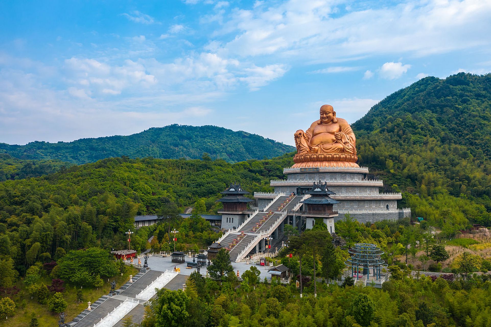 杭州灵山景区位于西湖区南面,距离西湖景区约12公里占地12