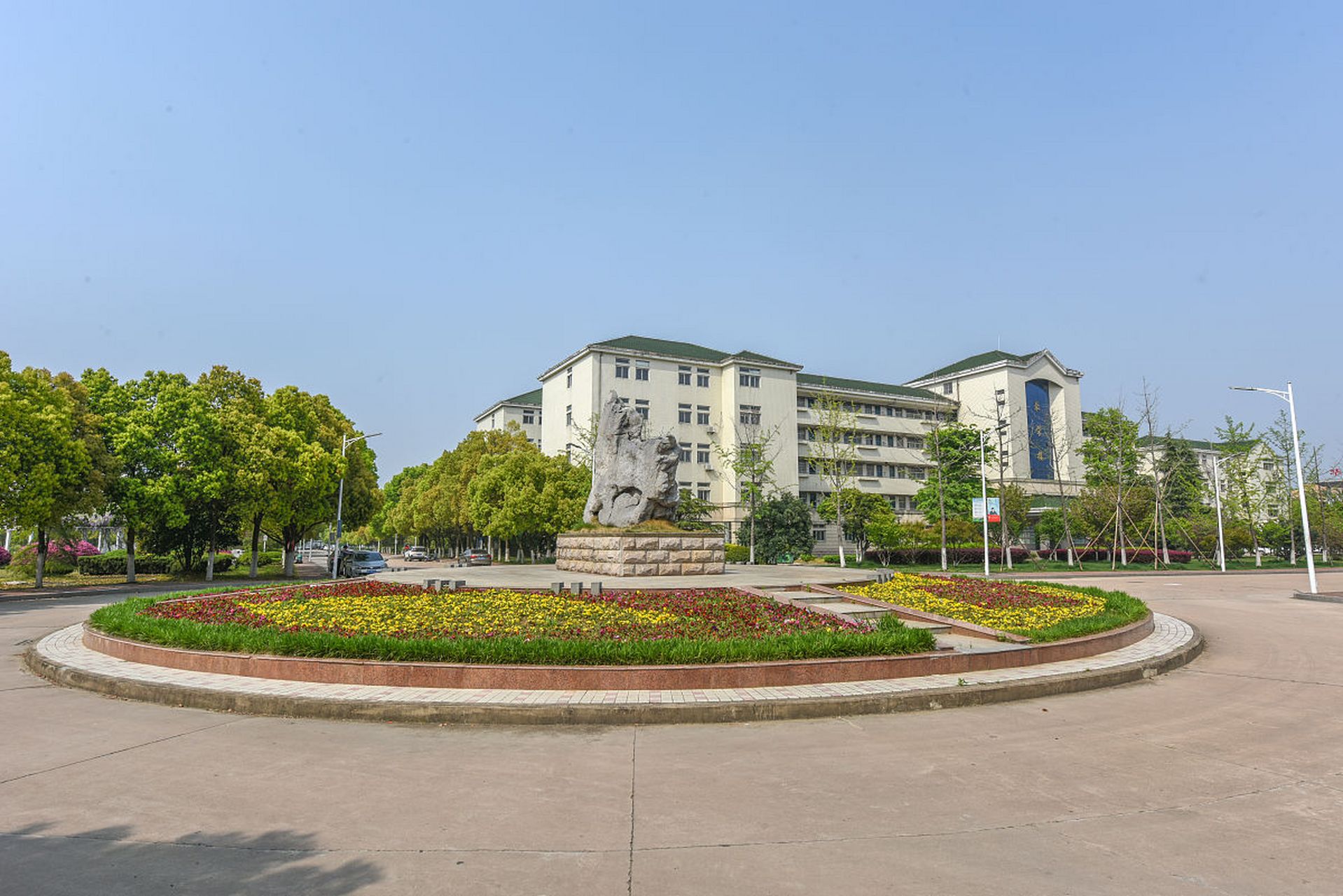 9999大连海事大学位于风景秀丽的辽宁省大连市,虽然不直接靠海