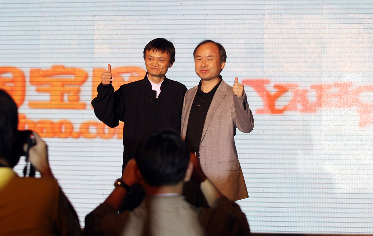 曾经用8000万美元投资马云,收获1663亿美元,现今集团连年亏损?