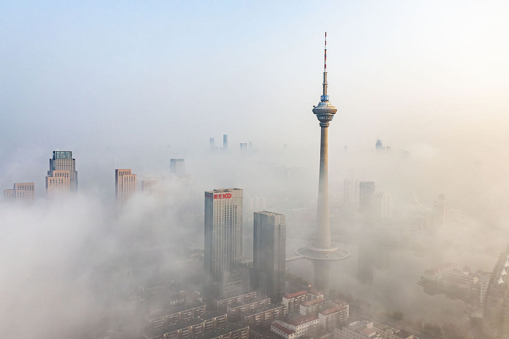 6月13日,河南漯河舞阳县人民路和南京路交会处路段突现一阵大雾