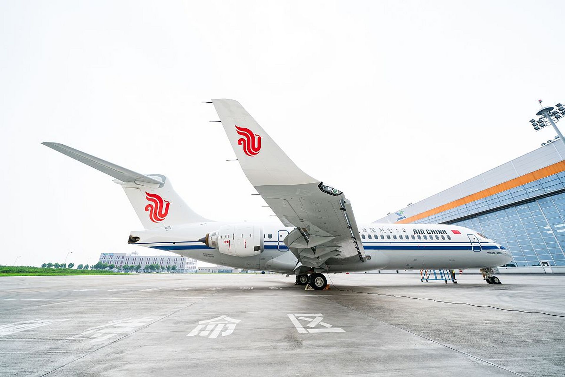 国产大飞机c9191执飞的首个商业航班mu9191顺利抵达北京首都国际机场