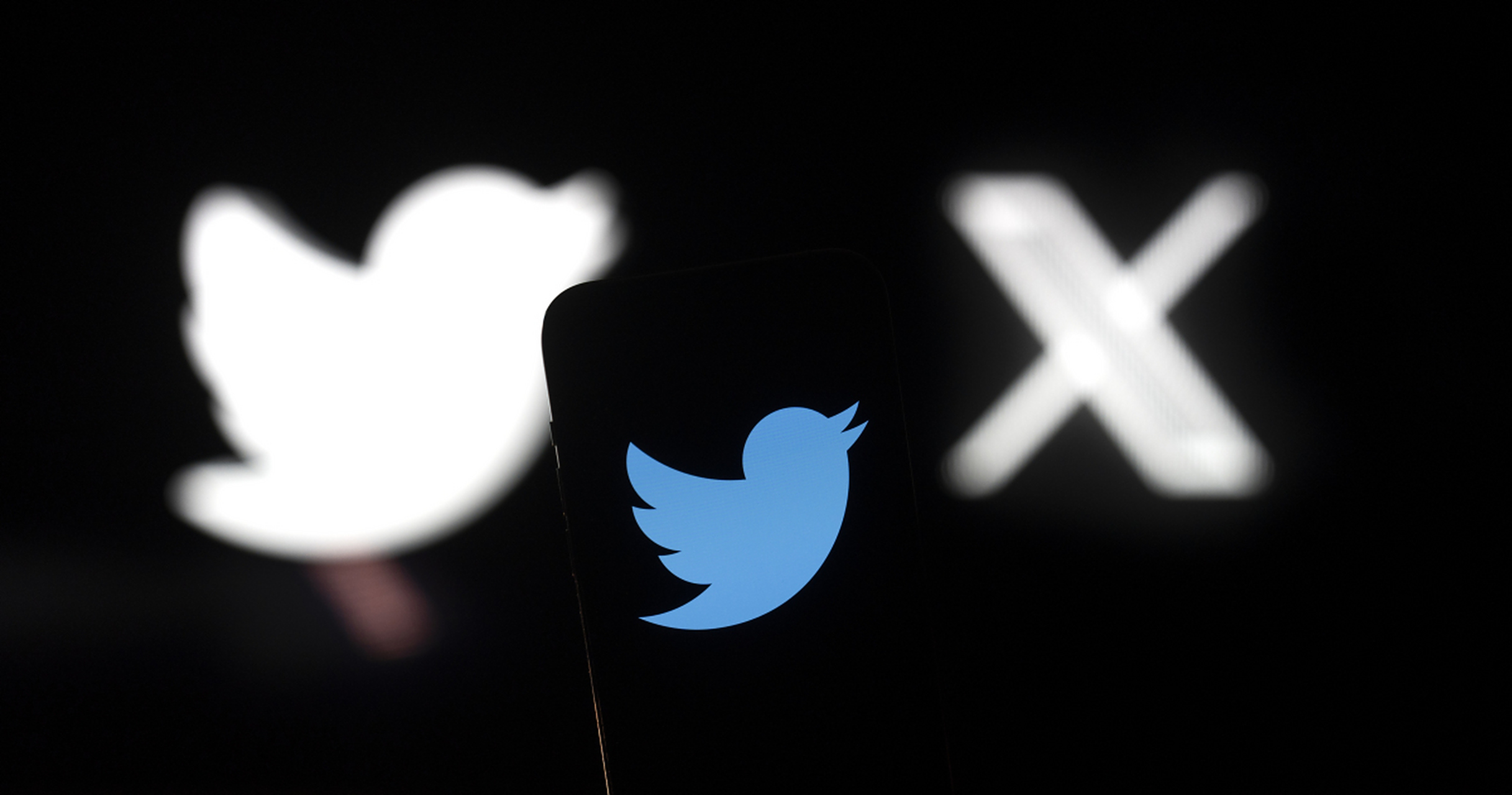 马斯克宣布推特将更换其标志性的蓝色鸟图案,改为一个闪烁的x图案!