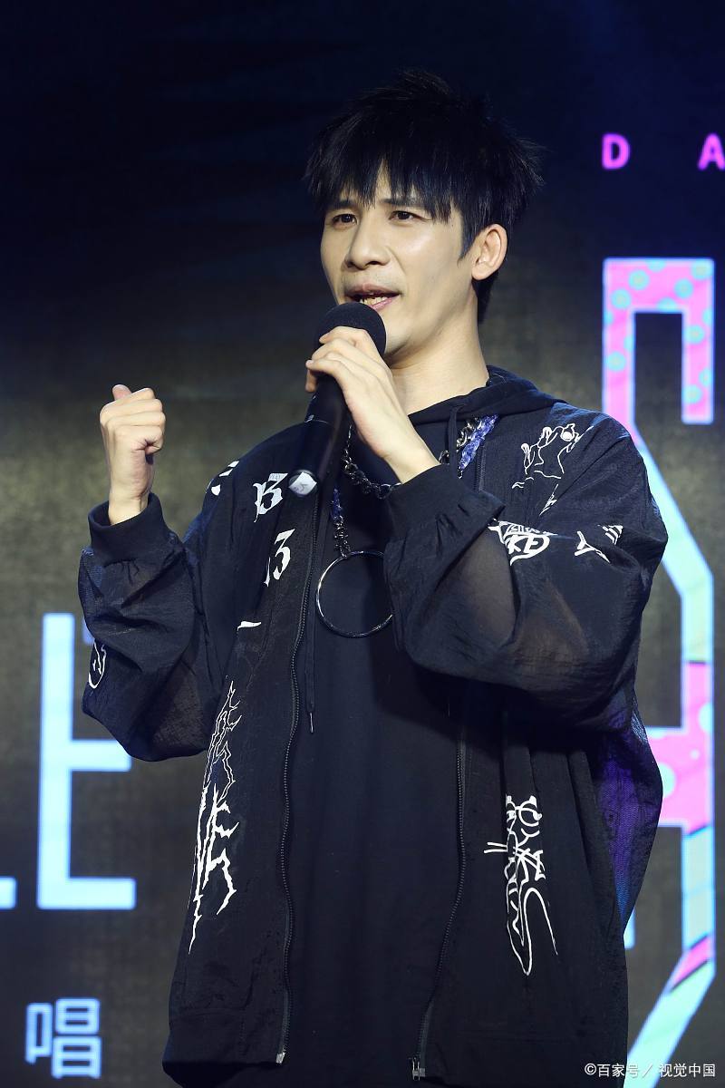 大张伟偷拿妈妈丝巾送粉丝 原来浪漫基因遗传自妈妈