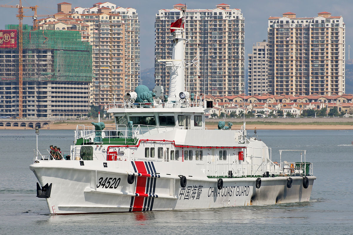 近期,在南海的仙宾礁附近,中国海警船2151面对外军巡逻艇的挑衅性撞击