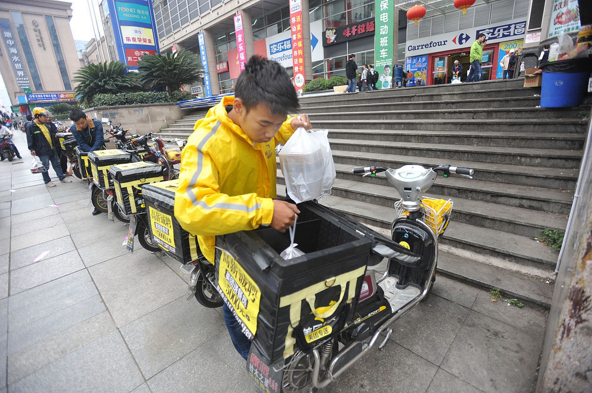 外卖小哥送医生救人# 在5月4日之前,95后的郑一凡,像大多的快递小哥