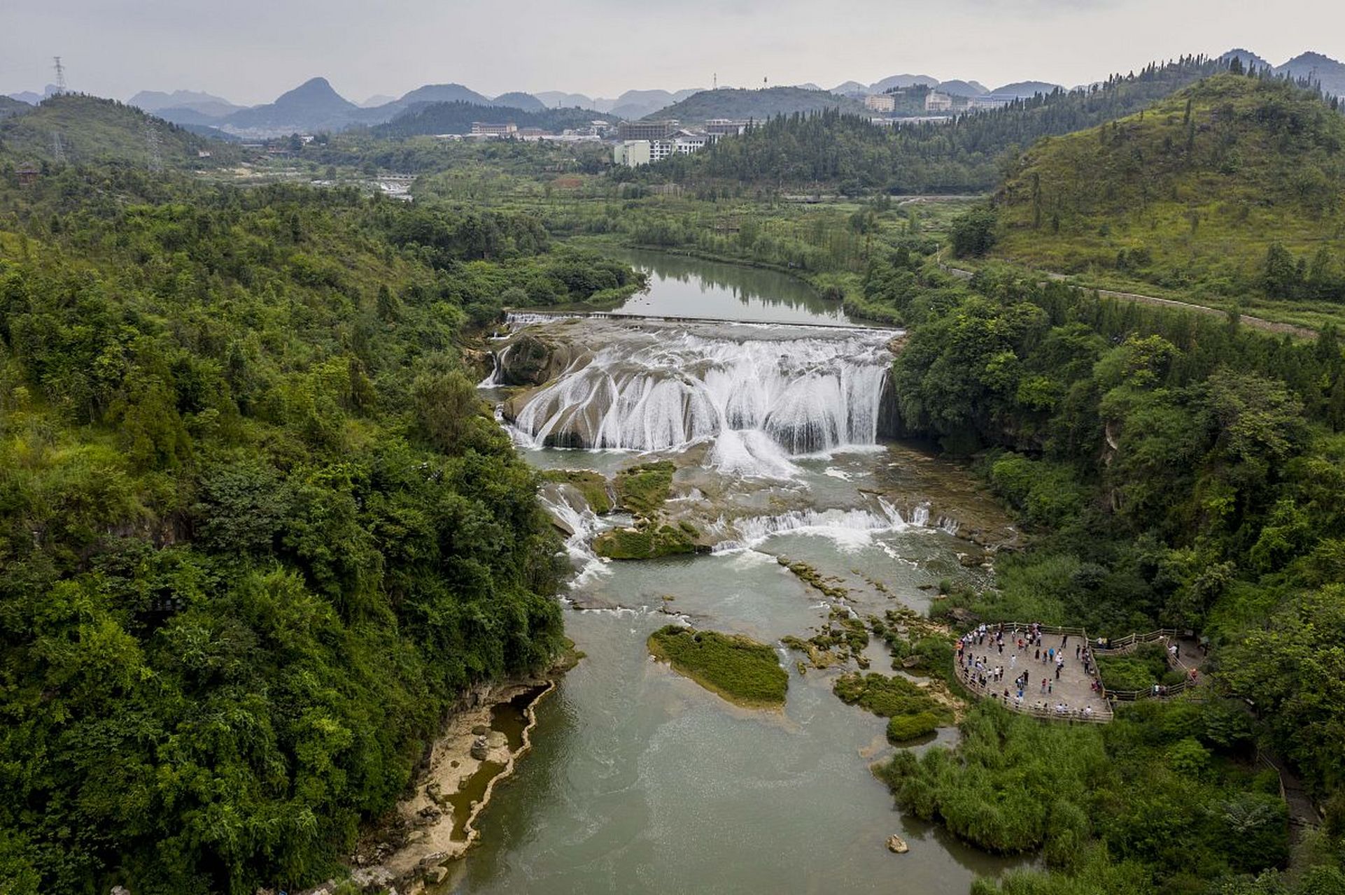 陡坡塘瀑布位于贵州省黄果树瀑布上游1公里处,瀑顶宽105米,高21米,是