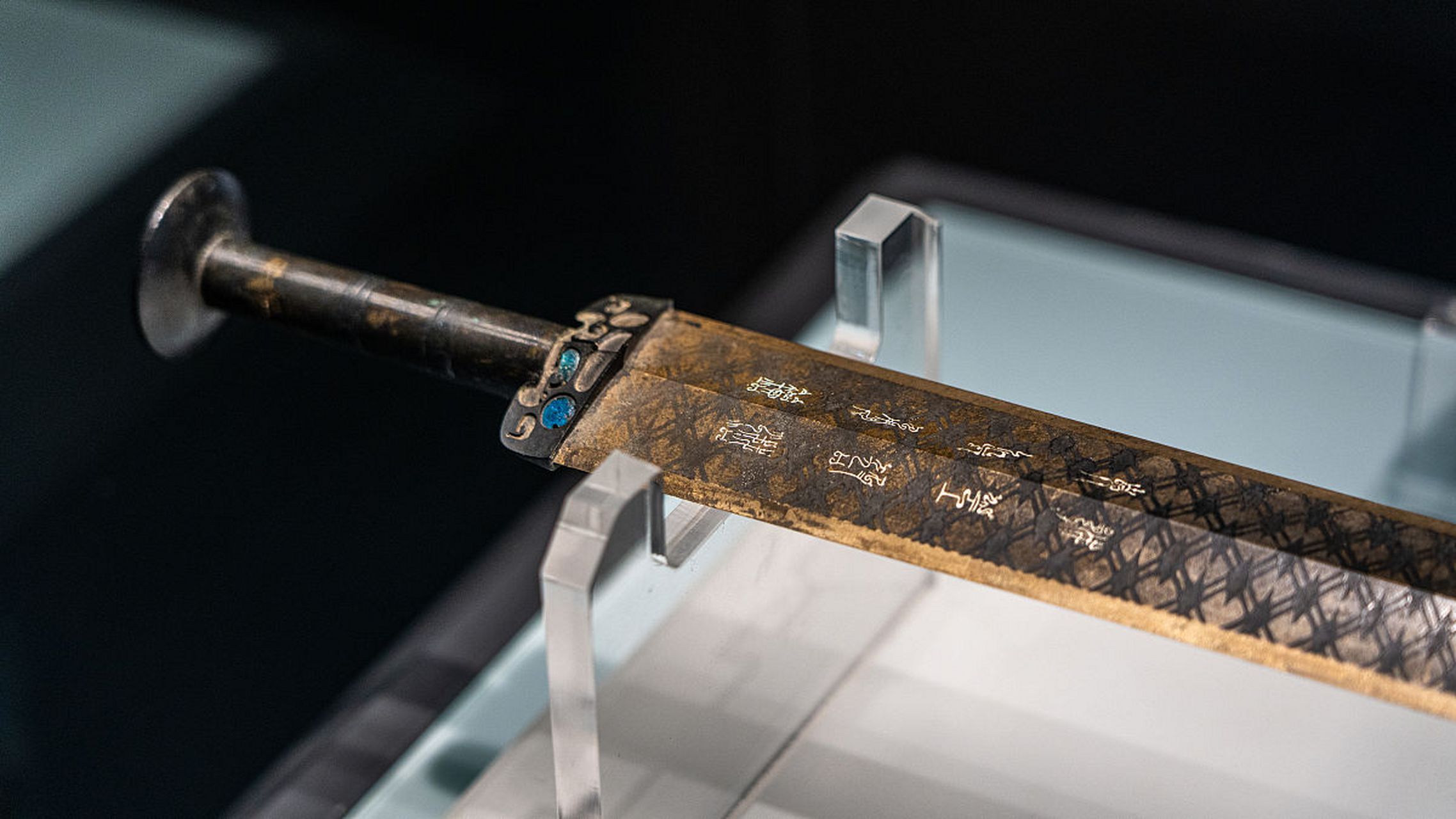 这背后究竟隐藏着怎样的故事?  说起越王勾践剑,它的威名可