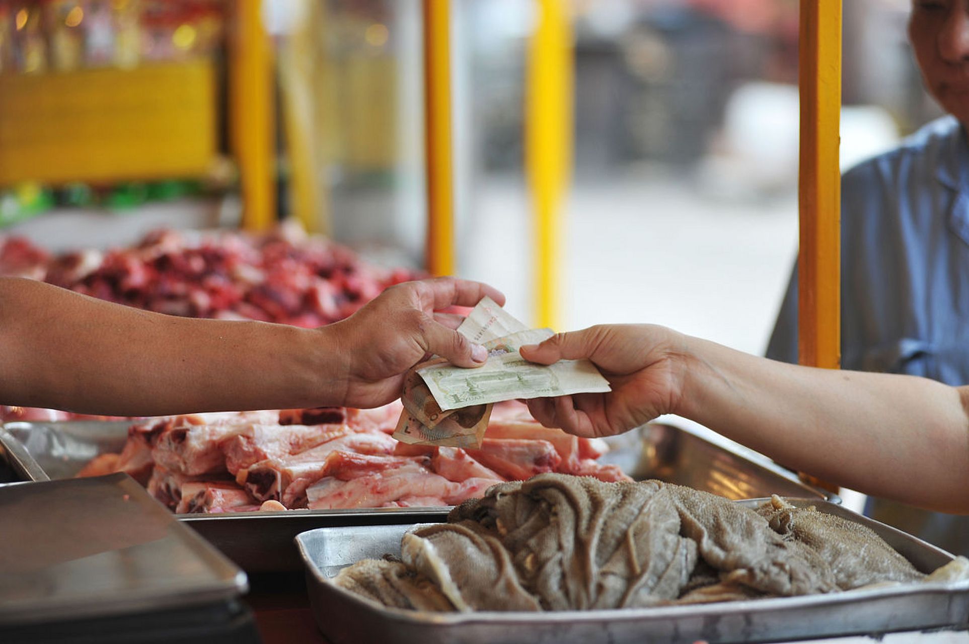 调查发现牛羊肉卷掺杂鸭肉并注水,价格低至每斤4