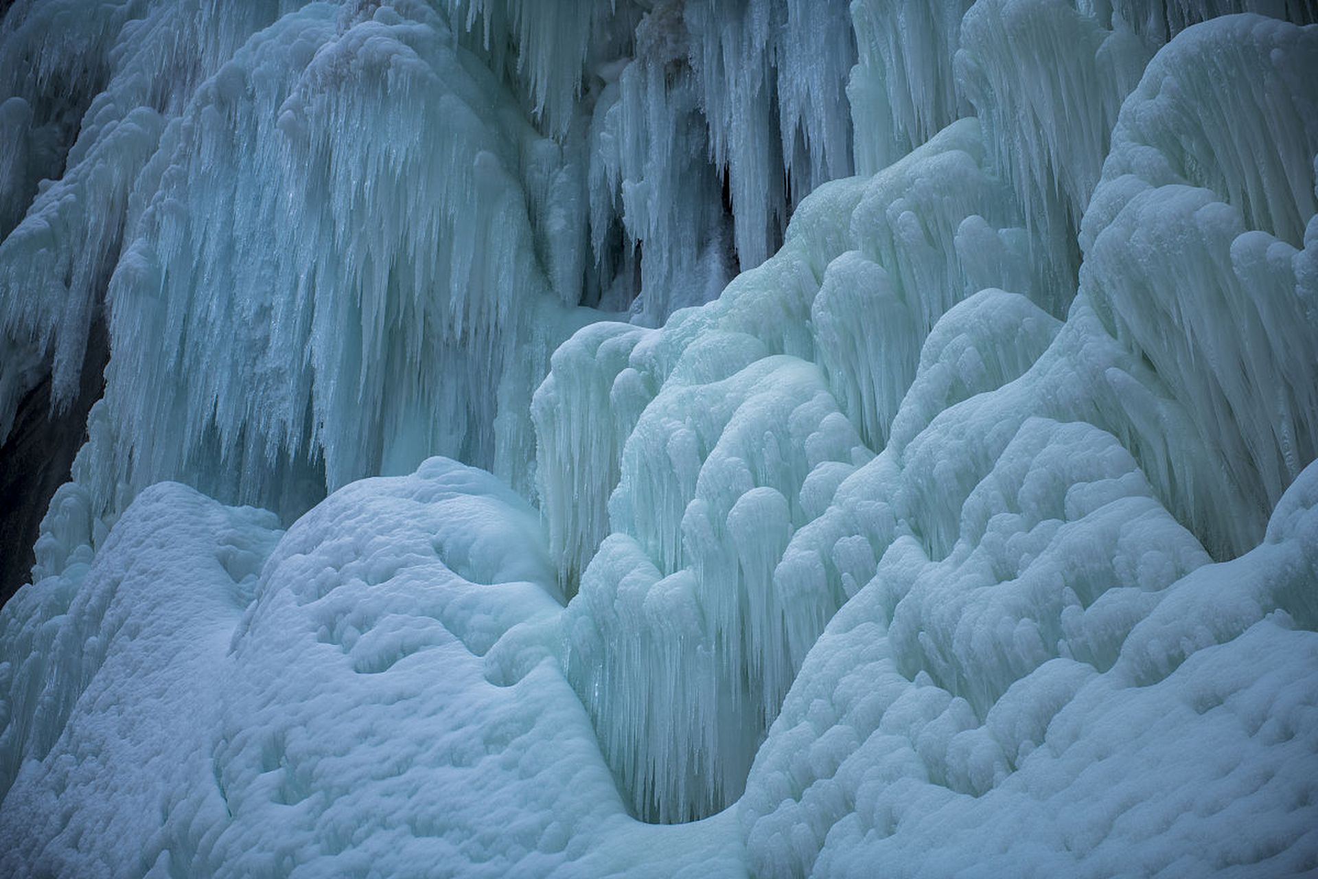 雪山脚下,冰川蜿蜒,冰壁陡峭,蓝色的冰瀑如同天然的艺术品,彰显着冰雪