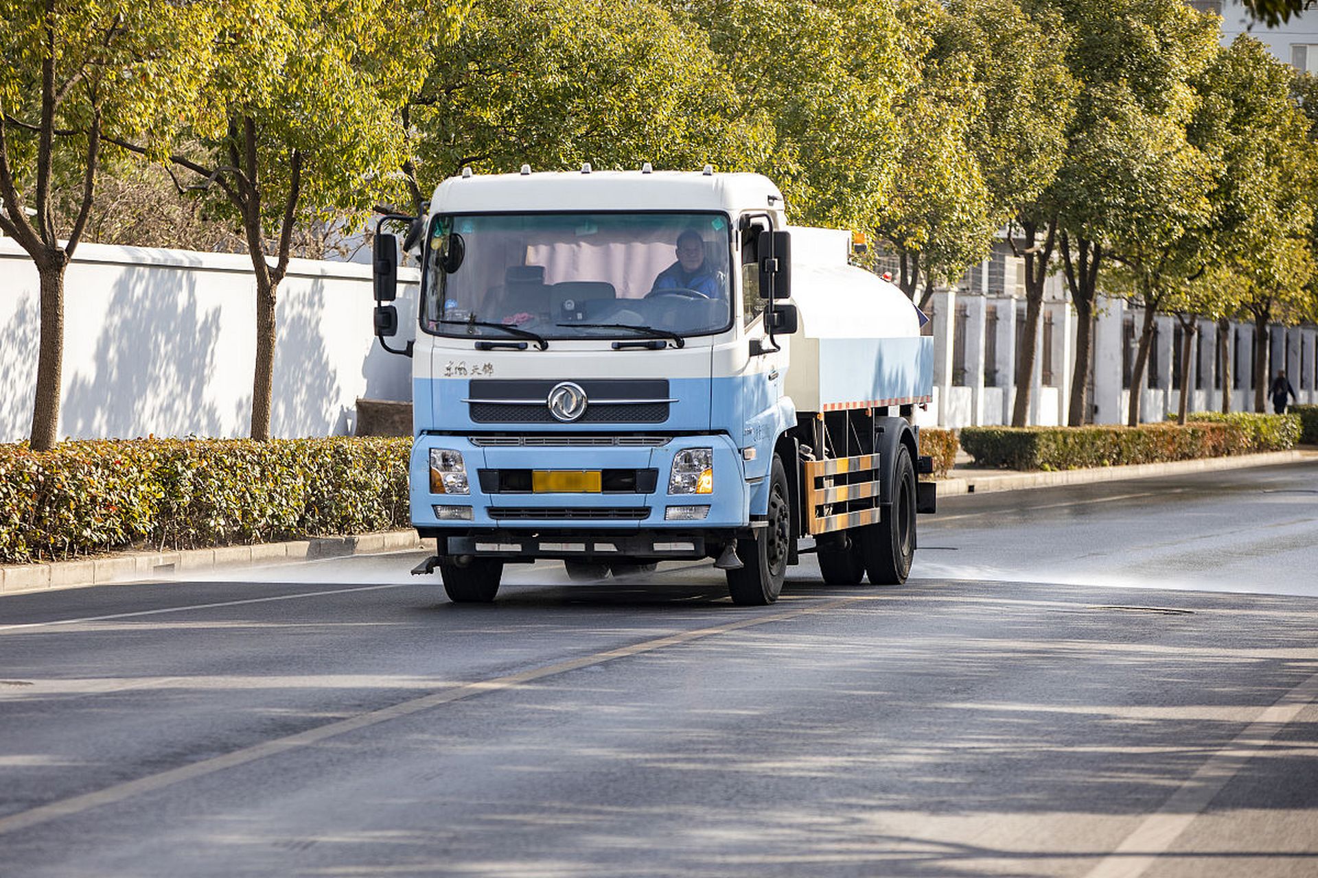 一名勇敢的洒水车司机张勇,在路边等待加水时,目睹了一名小女孩被人贩
