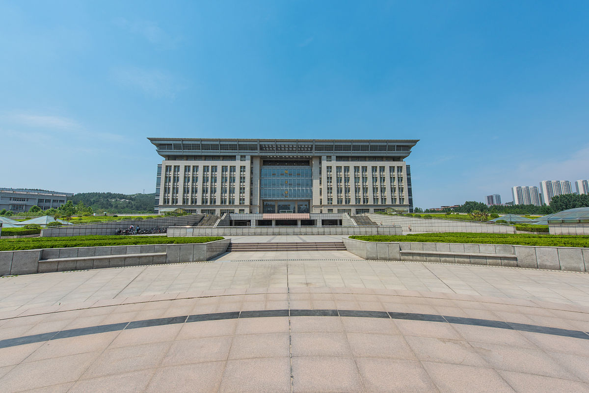 作为教育内容的创造者,我可以为济南大学创建引人入胜且内容丰富的