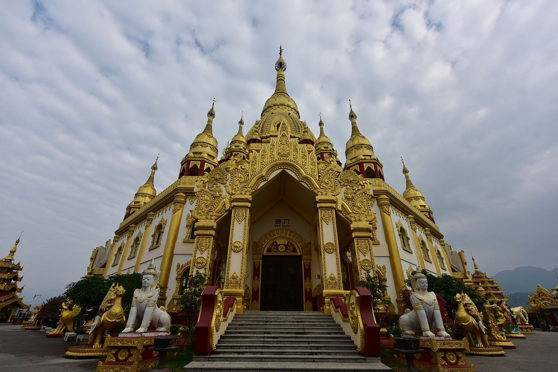 勐焕大金塔,位于云南芒市,是一座宏伟的佛塔,是傣族地区的重要宗教