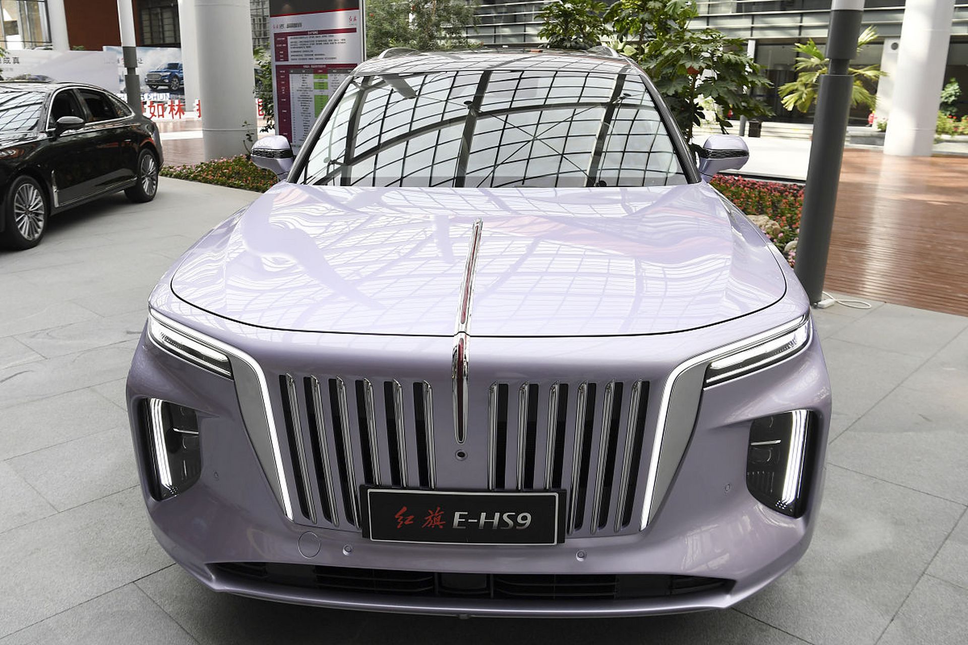 2023款红旗h9是一款豪华轿车,是中国红旗品牌的旗舰车型.